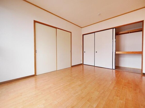 吉川タウンハウス IIの物件内観写真